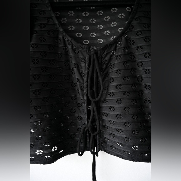 Bishop + Young Floral Cutout Short Sleeve Top NWOT - Picture 3 of 6